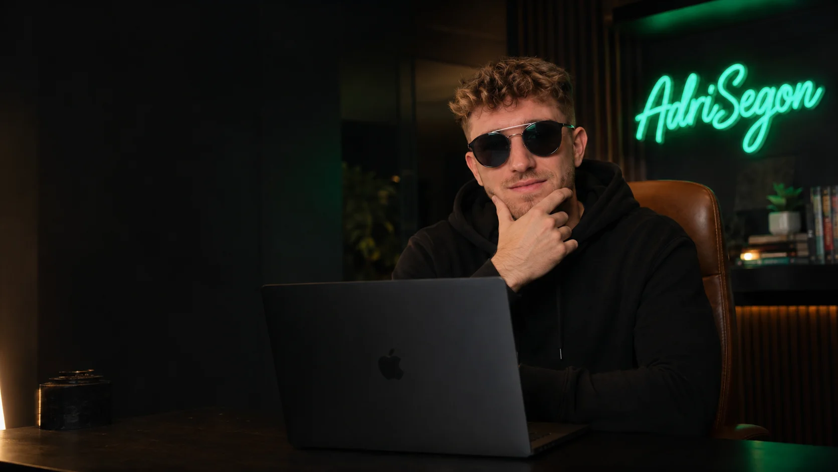 AdriSegon dans son environnement de travail